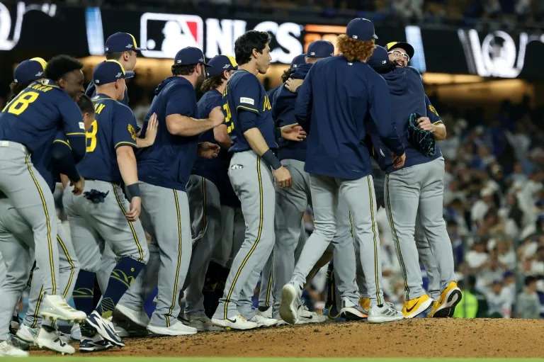 Brewers complete Dodgers sweep to reach World Series - Yahoo Sports